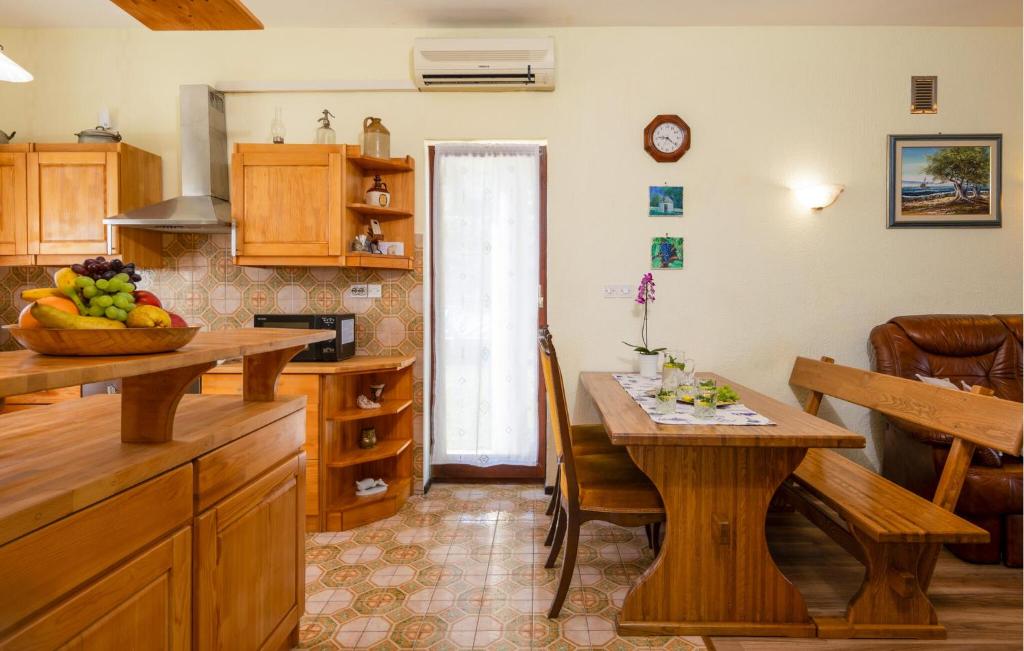 Kuchyň nebo kuchyňský kout v ubytování Beautiful Apartment In Lovran With Wifi
