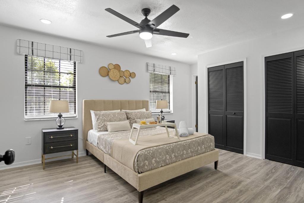 Katil atau katil-katil dalam bilik di Orlando Getaway 6br Retreat W Pool & Fireplace