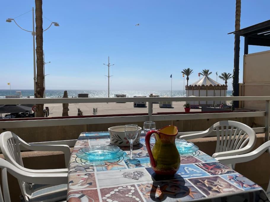 カネ・アン・ルシヨンにあるCanet Plage Très agréable T2 face à la merのビーチを望むテーブル