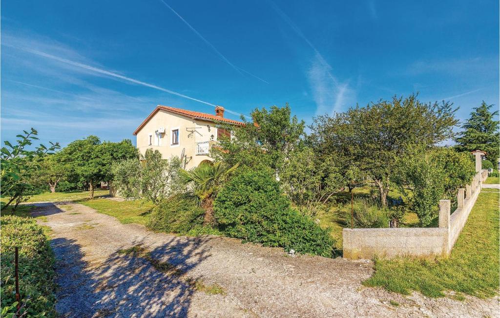Zahrada ubytování Two-Bedroom Apartment In Barban-Rebici