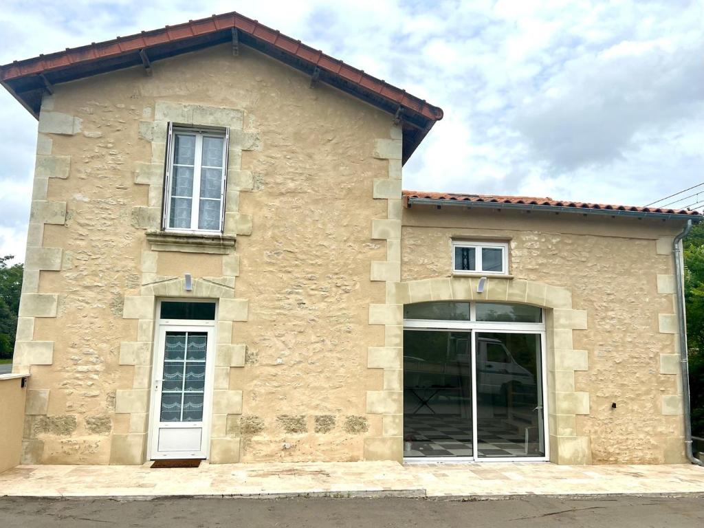 Photo de la galerie de l'établissement La Futuropolis : Maison avec studio indépendant, à Jaunay-Clan