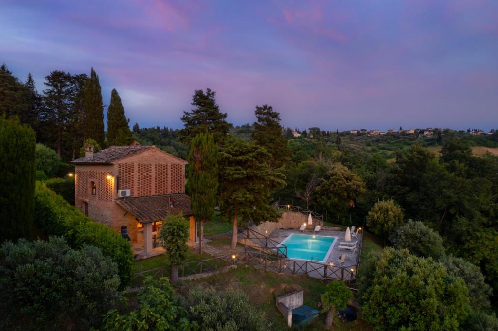 The swimming pool at or close to Villa Frantusina
