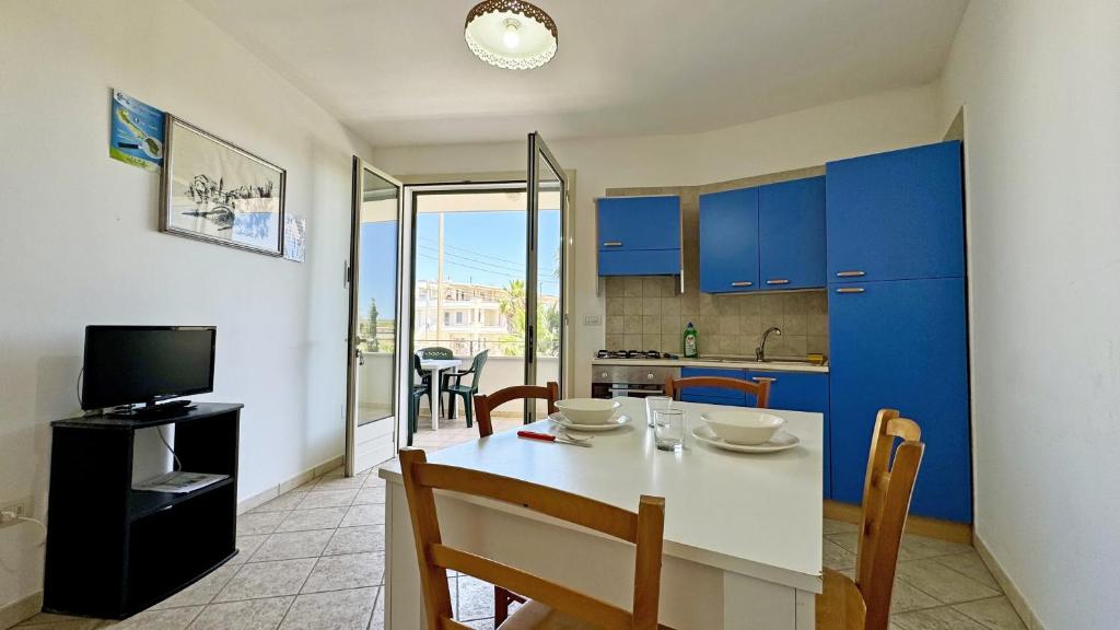 A kitchen or kitchenette at Appartamento LUNGOLAGO by Salento Affitti