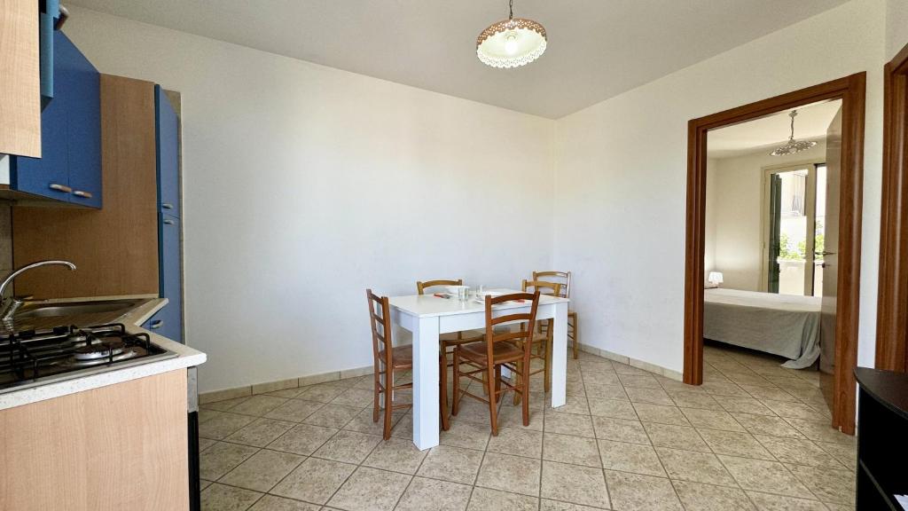 A kitchen or kitchenette at Appartamento LUNGOLAGO by Salento Affitti