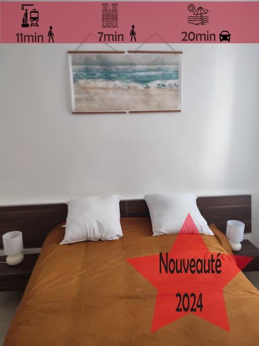 un lit avec un panneau indiquant novembrecum dans l'établissement Charmant T2 au cœur de Narbonne, à Narbonne