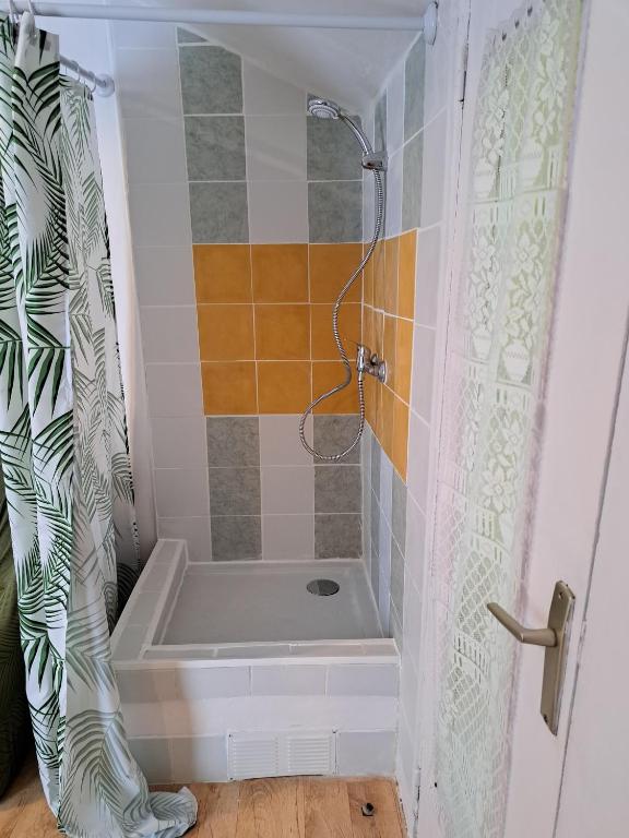 La salle de bains est pourvue d'une douche et d'une baignoire. dans l'établissement Charmant chàlet douillet et cosy, à Vigneux-sur-Seine