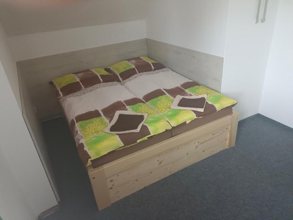 Postel nebo postele na pokoji v ubytování Penzion Dvorek