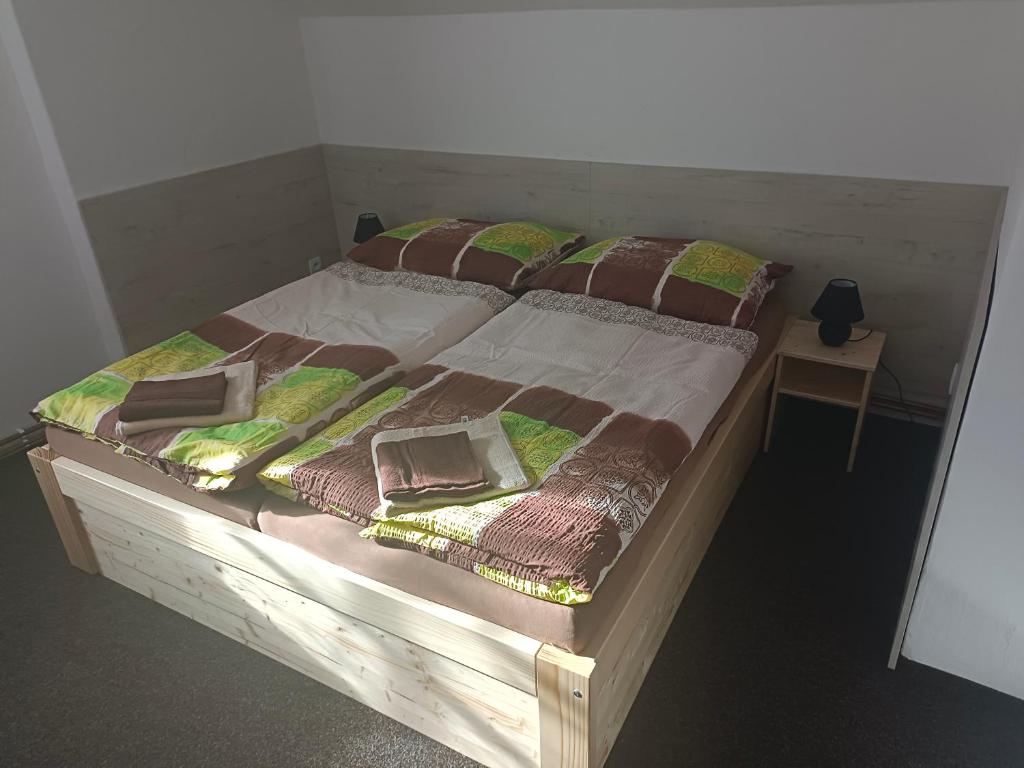 Postel nebo postele na pokoji v ubytování Penzion Dvorek