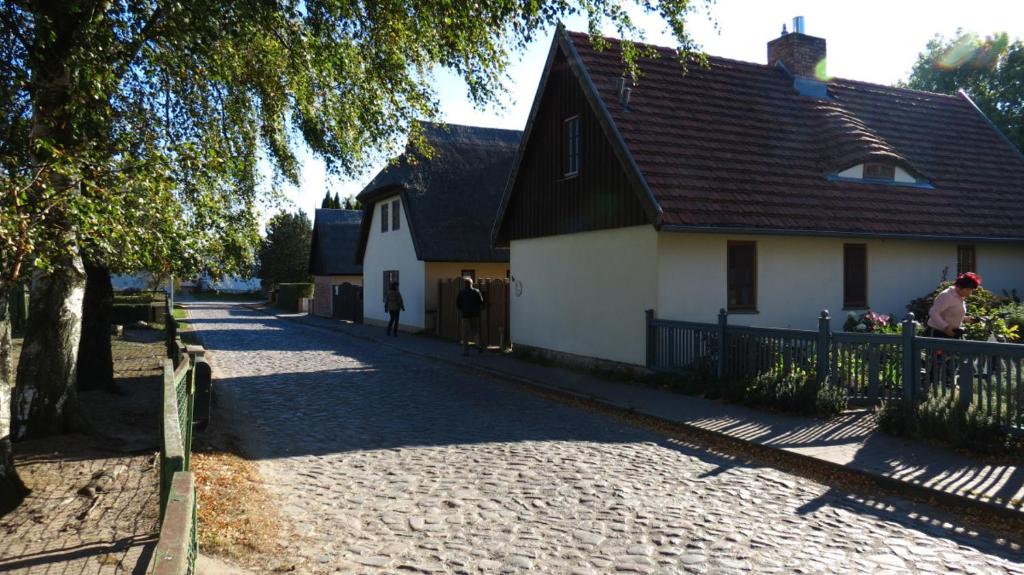 una calle adoquinada frente a una casa en Haus am Wiek, en Krummin