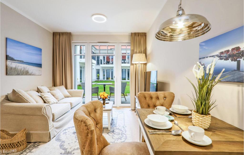 un salon avec un canapé et une table dans l'établissement Baltischer Hof Apartment 15, à Boltenhagen
