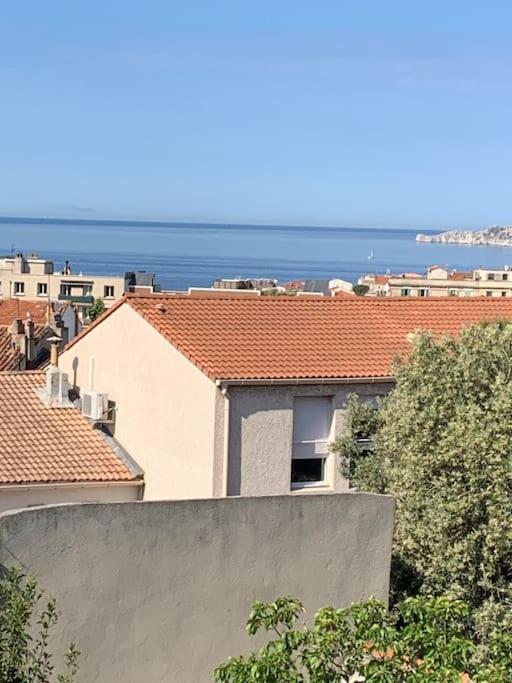- une vue sur les toits des bâtiments et l'océan dans l'établissement Face au îles, à Marseille
