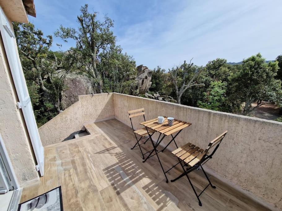 une table et deux chaises assises sur un balcon dans l'établissement Superbe studio 150m plage Santa Giulia, à Porto-Vecchio