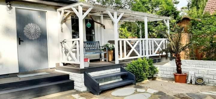 eine Veranda eines Hauses mit einem Pavillon in der Unterkunft Dom nad morzem in Pobierowo