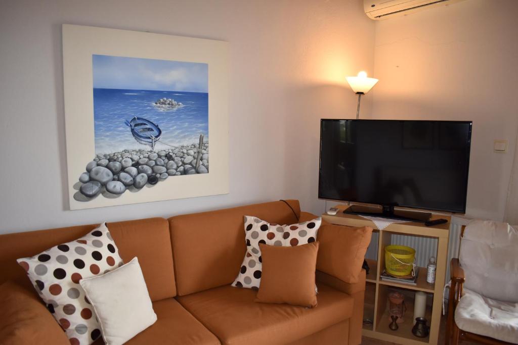 TV a/nebo společenská místnost v ubytování Kallikratia Holiday Flat 1