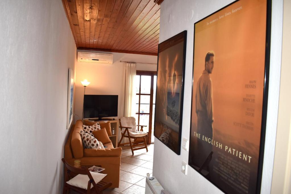 TV a/nebo společenská místnost v ubytování Kallikratia Holiday Flat 1