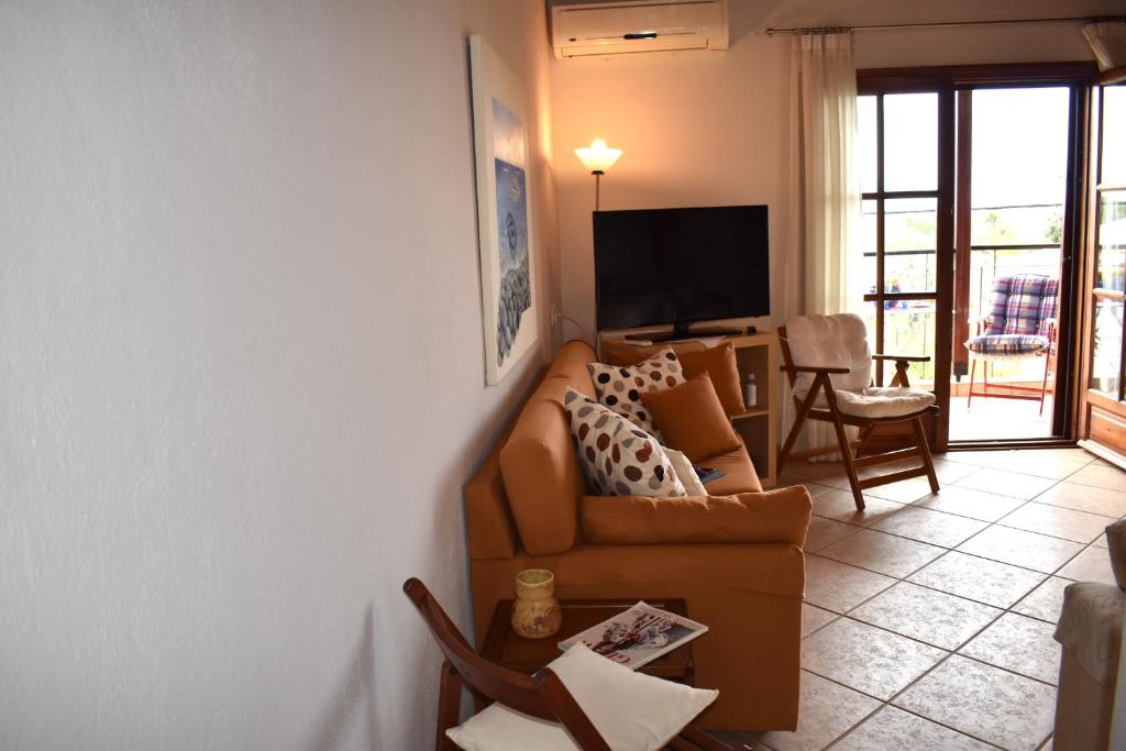 TV a/nebo společenská místnost v ubytování Kallikratia Holiday Flat 1