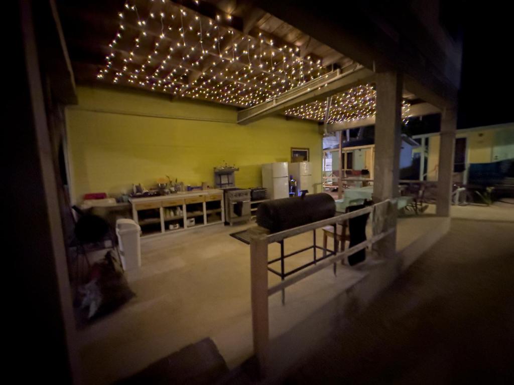 Un restaurante o sitio para comer en Barefoot Beach Belize