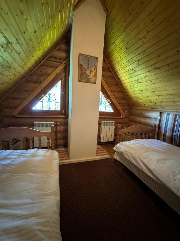 Postel nebo postele na pokoji v ubytování Ялинка