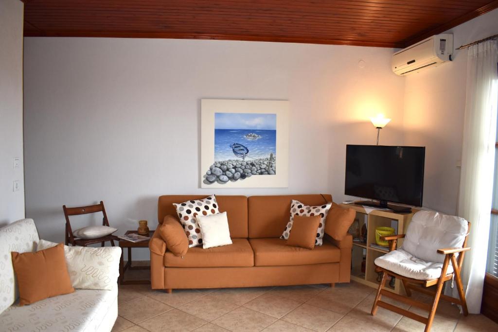 TV a/nebo společenská místnost v ubytování Kallikratia Holiday Flat 1