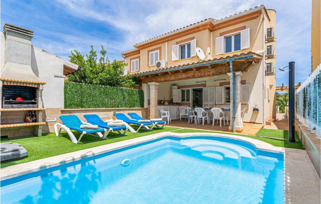 Bazén v ubytování 4 Bedroom Beautiful Home In Alcúdia nebo v jeho okolí