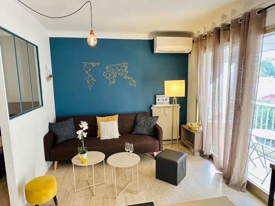un salon avec un canapé et une table dans l'établissement Appartement Cannes quartier des Anglais, à Cannes
