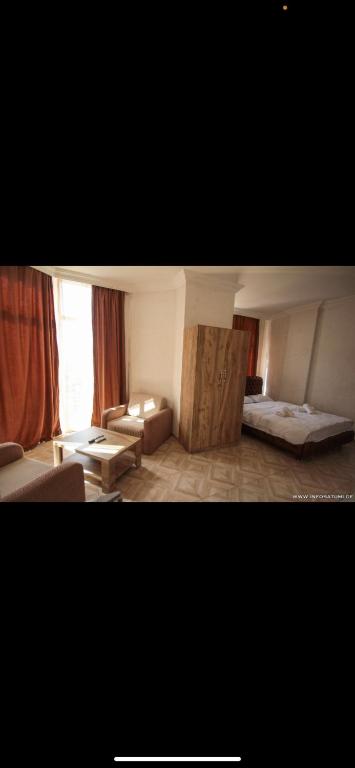 Postel nebo postele na pokoji v ubytování New Batumi Inn Hotel