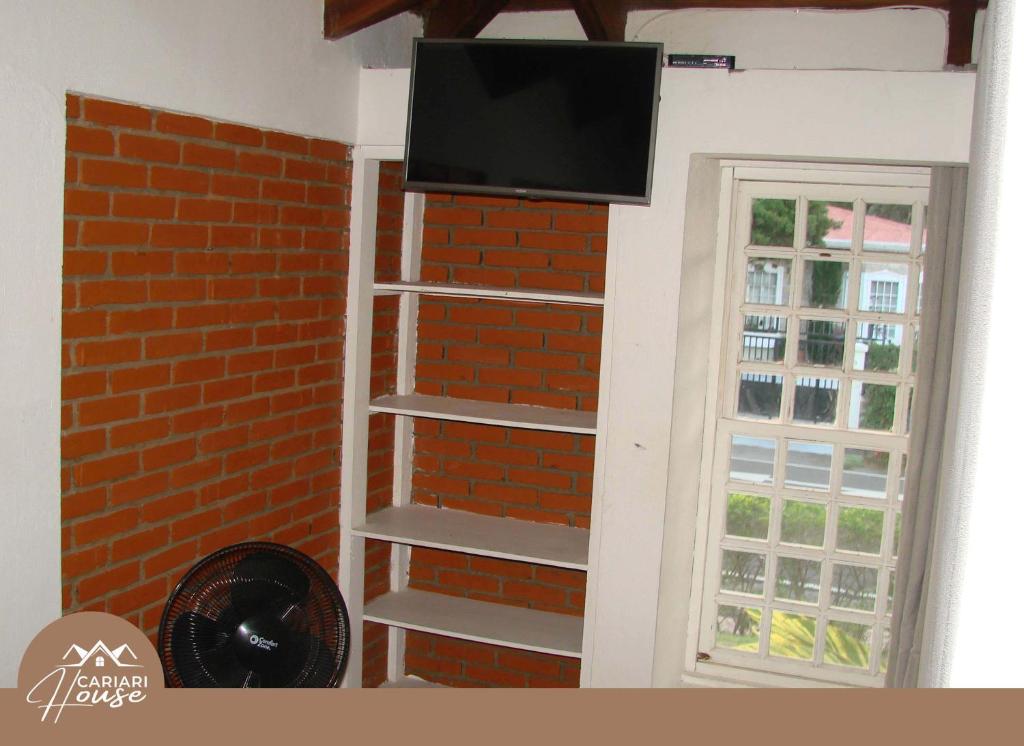 TV a/nebo společenská místnost v ubytování Private rooms, 10 min from SJO Airport