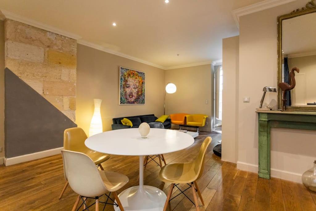 un salon avec une table, des chaises et un canapé dans l'établissement Appartemment terrasse parking centre historique, à Bordeaux