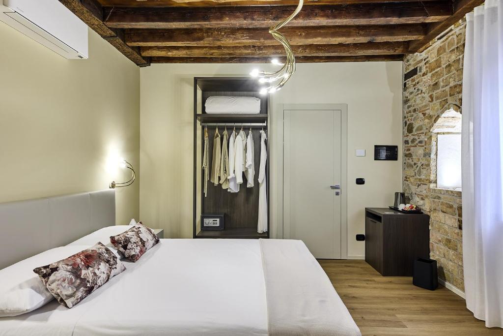 Postel nebo postele na pokoji v ubytování SARPI Apartment & Suite