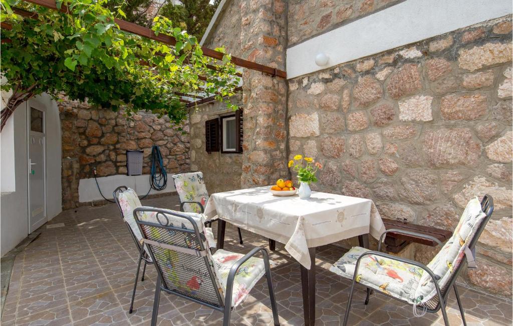 Patio alebo iná vonkajšia časť ubytovania Holiday Home Starigrad Kod Senja, Obala Cr