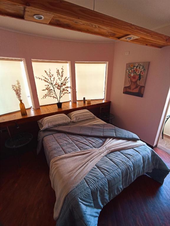 Postel nebo postele na pokoji v ubytování hostal flor de viña del mar