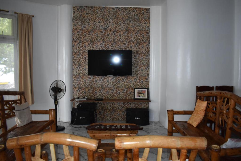 TV in/ali zabaviščno središče v nastanitvi Seaside traveler's Inn by Camiguin Island Home
