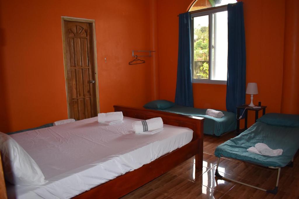 Postelja oz. postelje v sobi nastanitve Seaside traveler's Inn by Camiguin Island Home