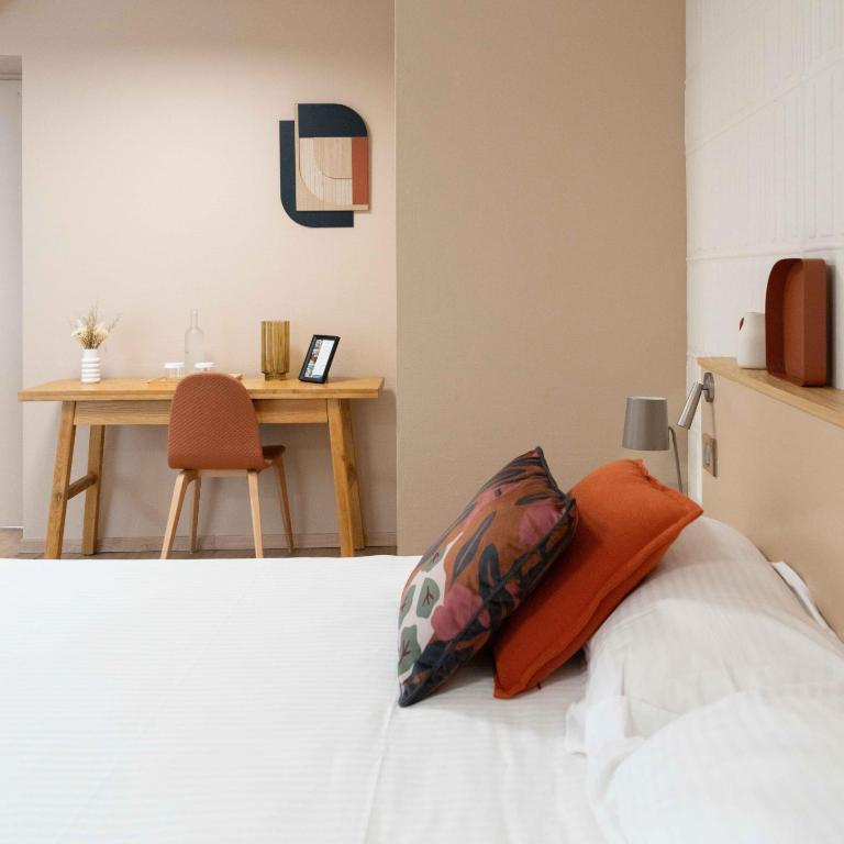 Postel nebo postele na pokoji v ubytování Hôtel Argia