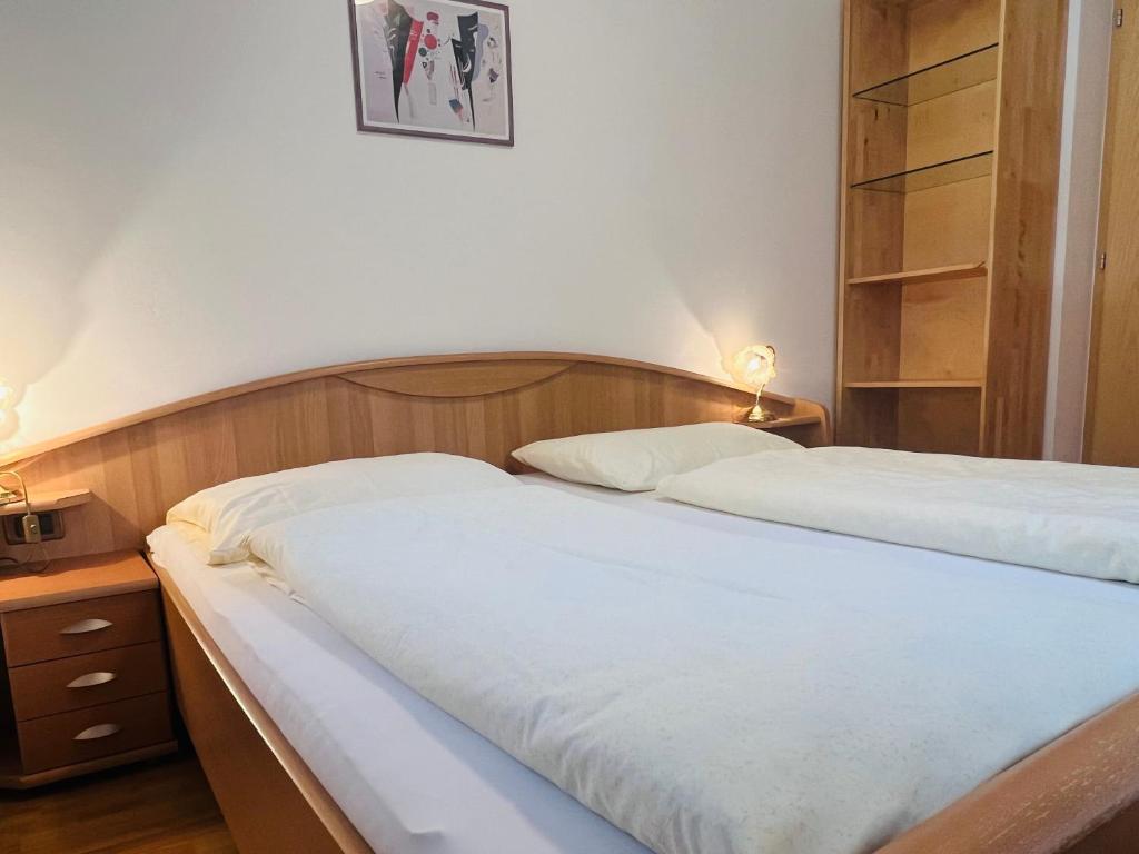 Postel nebo postele na pokoji v ubytování Apartments Bernard