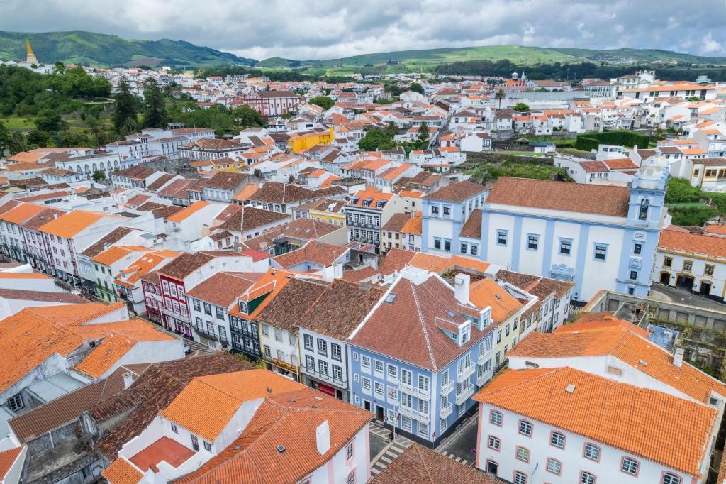 Nespecifikovaný výhled na destinaci Angra do Heroísmo nebo výhled na město při pohledu z apartmánu