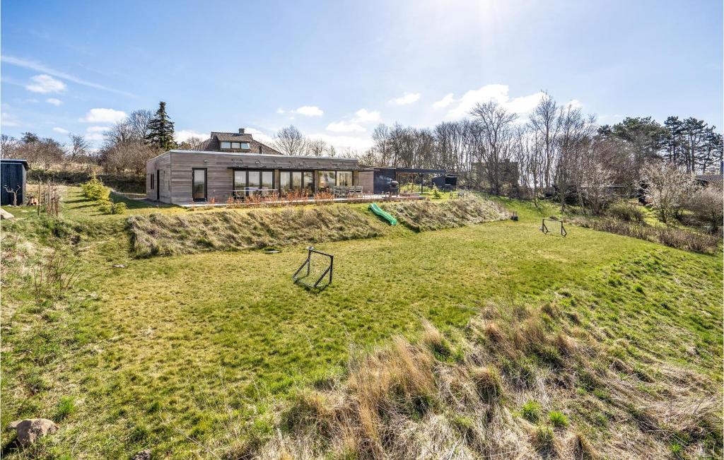 una casa en la cima de una colina cubierta de hierba en 4 Bedroom Beautiful Home In Knebel, en Knebel