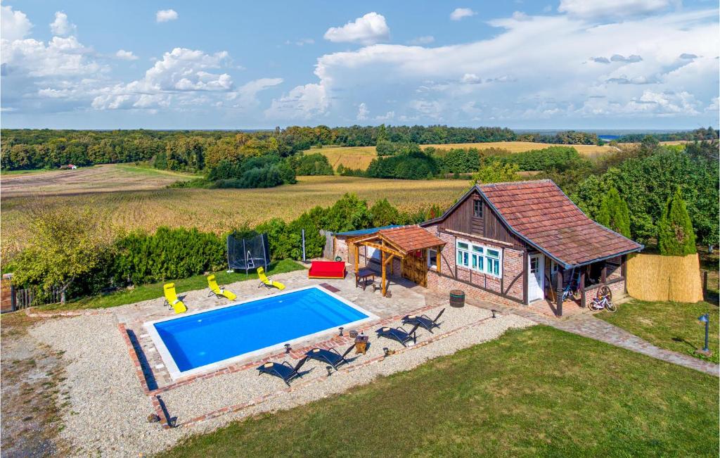 Bazén v ubytování Nice Home In Sveti Ivan Zabno With Wifi nebo v jeho okolí