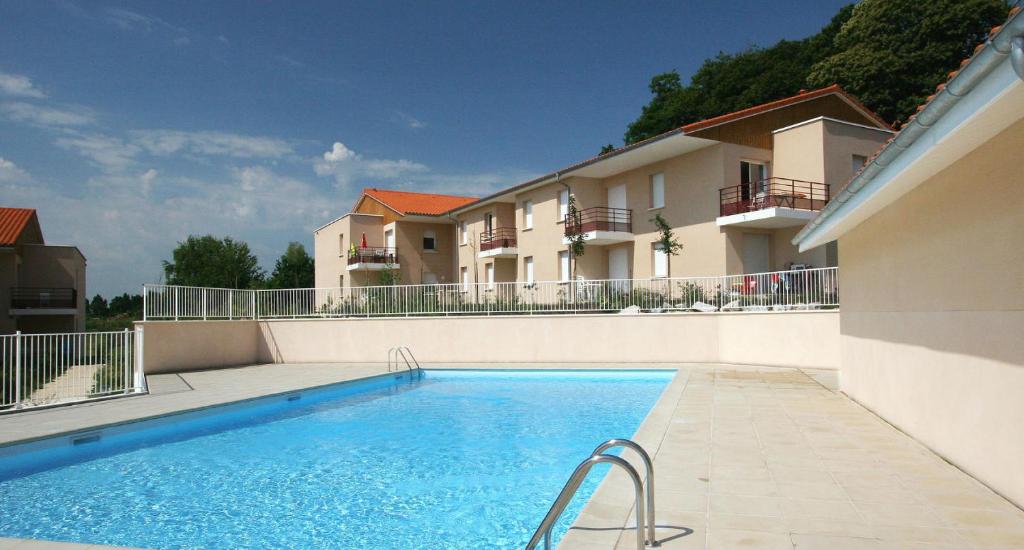 a swimming pool in front of a building at Limoges, résidence fermée, 3 chambres, piscine, parking, 6 pers in Limoges