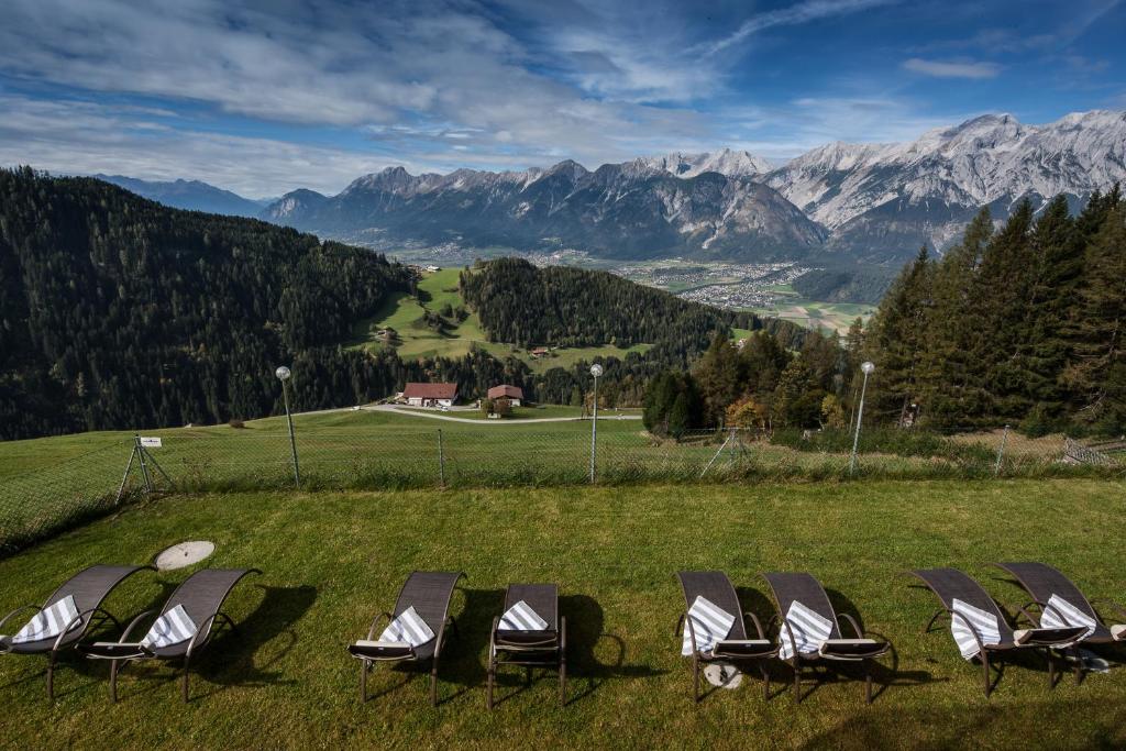 um grupo de cadeiras sentadas em cima de um campo em Alpenrelax Krepperhütte em Volders