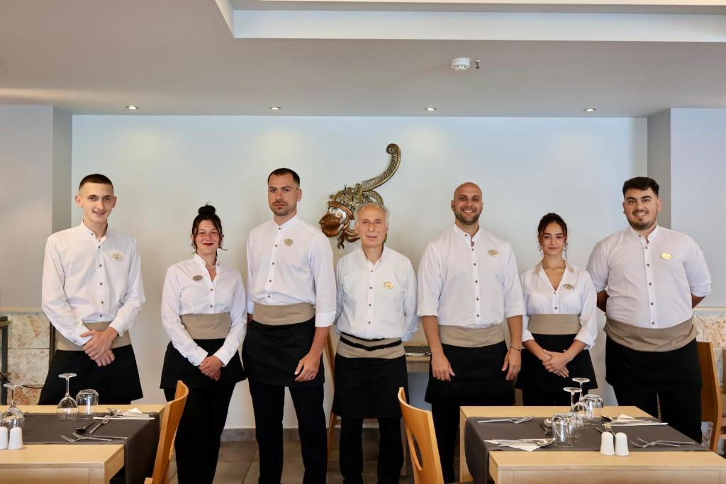 Členové personálu v ubytování Alianthos Garden