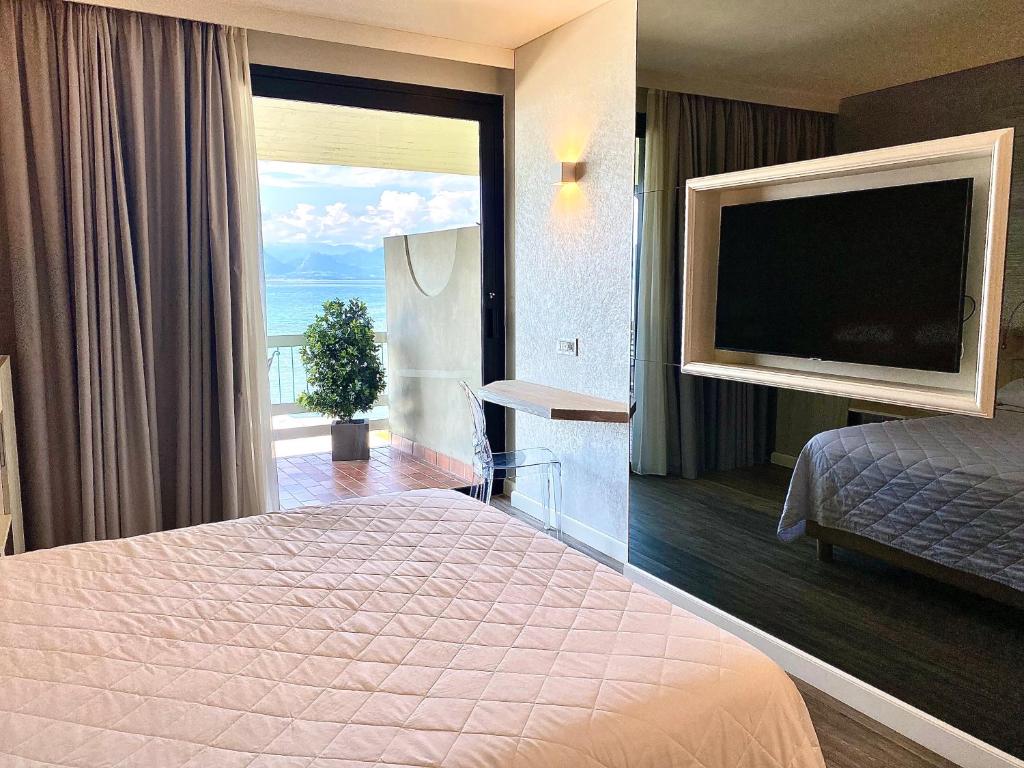 Łóżko lub łóżka w pokoju w obiekcie Hotel Aquila D'Oro Desenzano