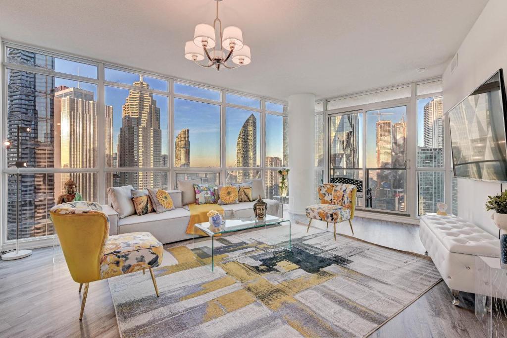 ein Wohnzimmer mit Stadtblick in der Unterkunft Stunning 2 BD in heart of Toronto with Parking in Toronto