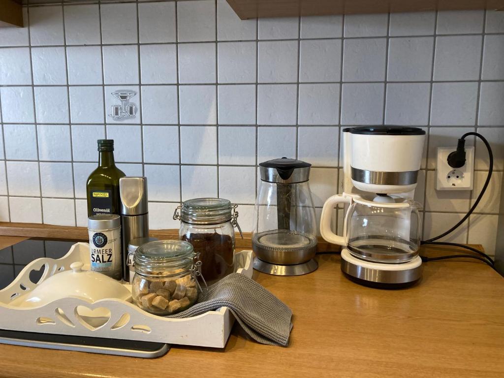 Příslušenství pro přípravu čaje a kávy v ubytování Wohnung 21