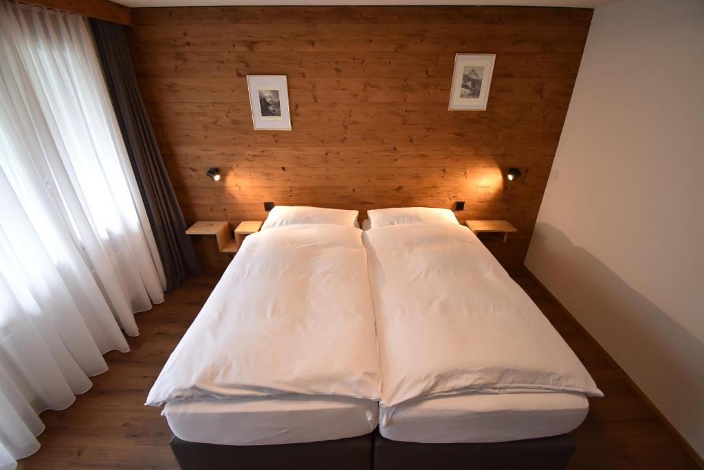 Postel nebo postele na pokoji v ubytování Hotel Matterhornblick