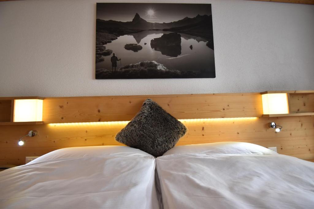 Postel nebo postele na pokoji v ubytování Hotel Matterhornblick