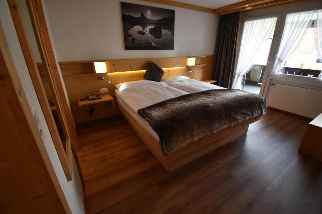 Postel nebo postele na pokoji v ubytování Hotel Matterhornblick