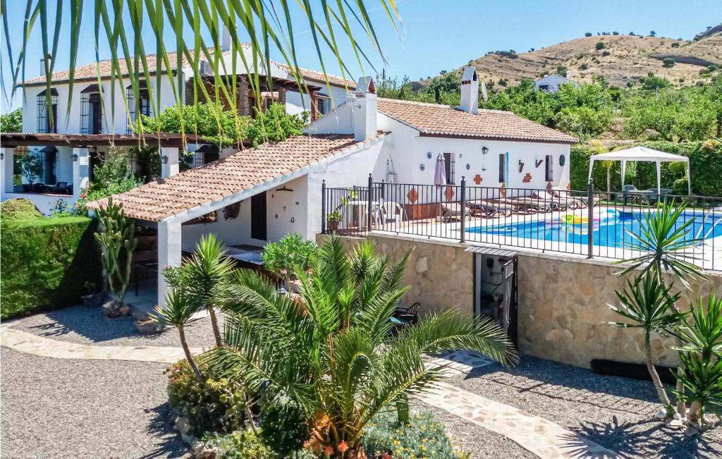 zdjęcie willi z basenem w obiekcie Holiday Home Viña El Arenal, La Vega w mieście Pizarra