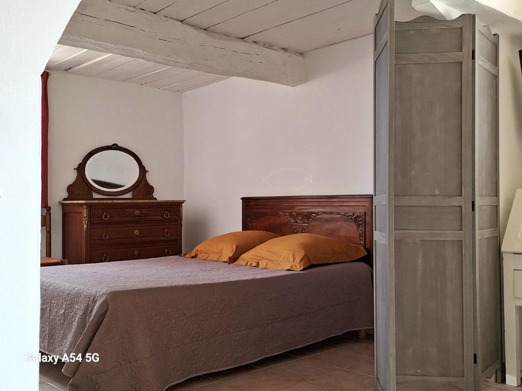 Postel nebo postele na pokoji v ubytování Gîte Les Fourches