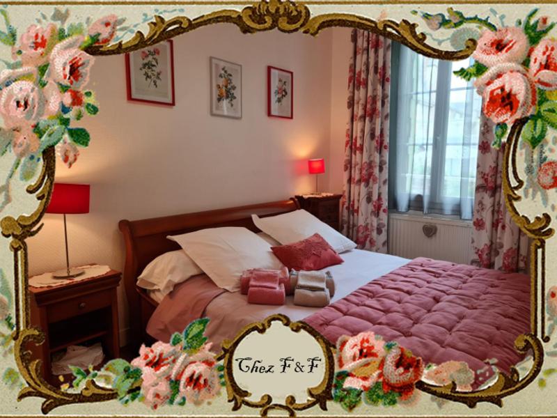 - une chambre avec un lit orné dans l'établissement chez F&F, à Orléans